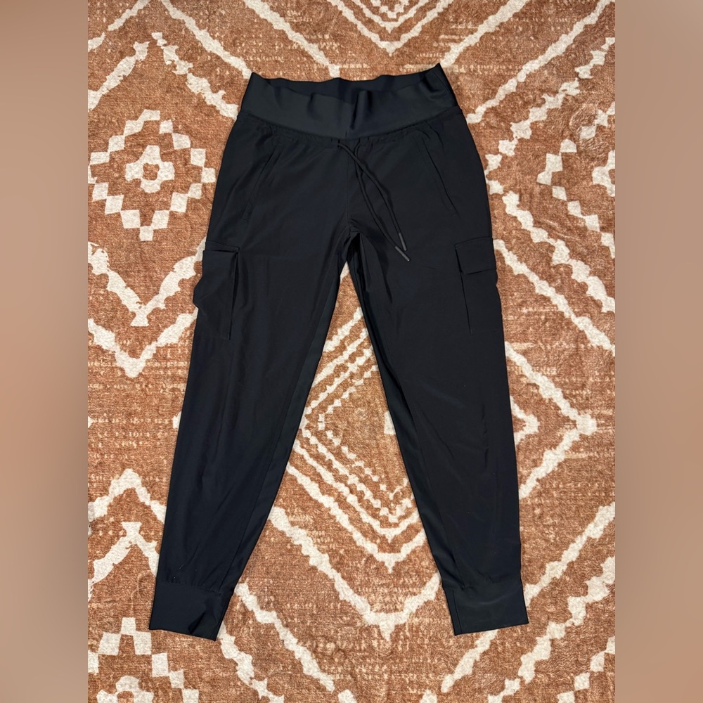 Athleta Sutton cargo Jogger in black size medium